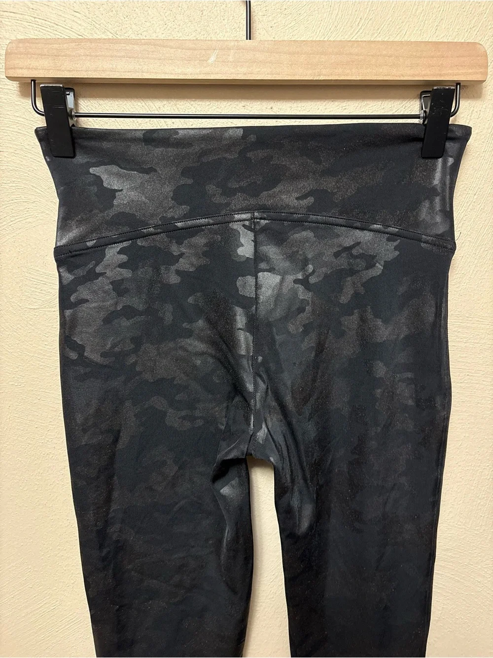 Spanx Faux Leather Black Camo Leggings Size Small Petite SP